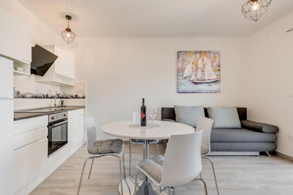 Ferienwohnung In Arbanija Mit Meerblick, Balkon, Klimaanlage, W-Lan 5137-1 Trogir Zewnętrze zdjęcie
